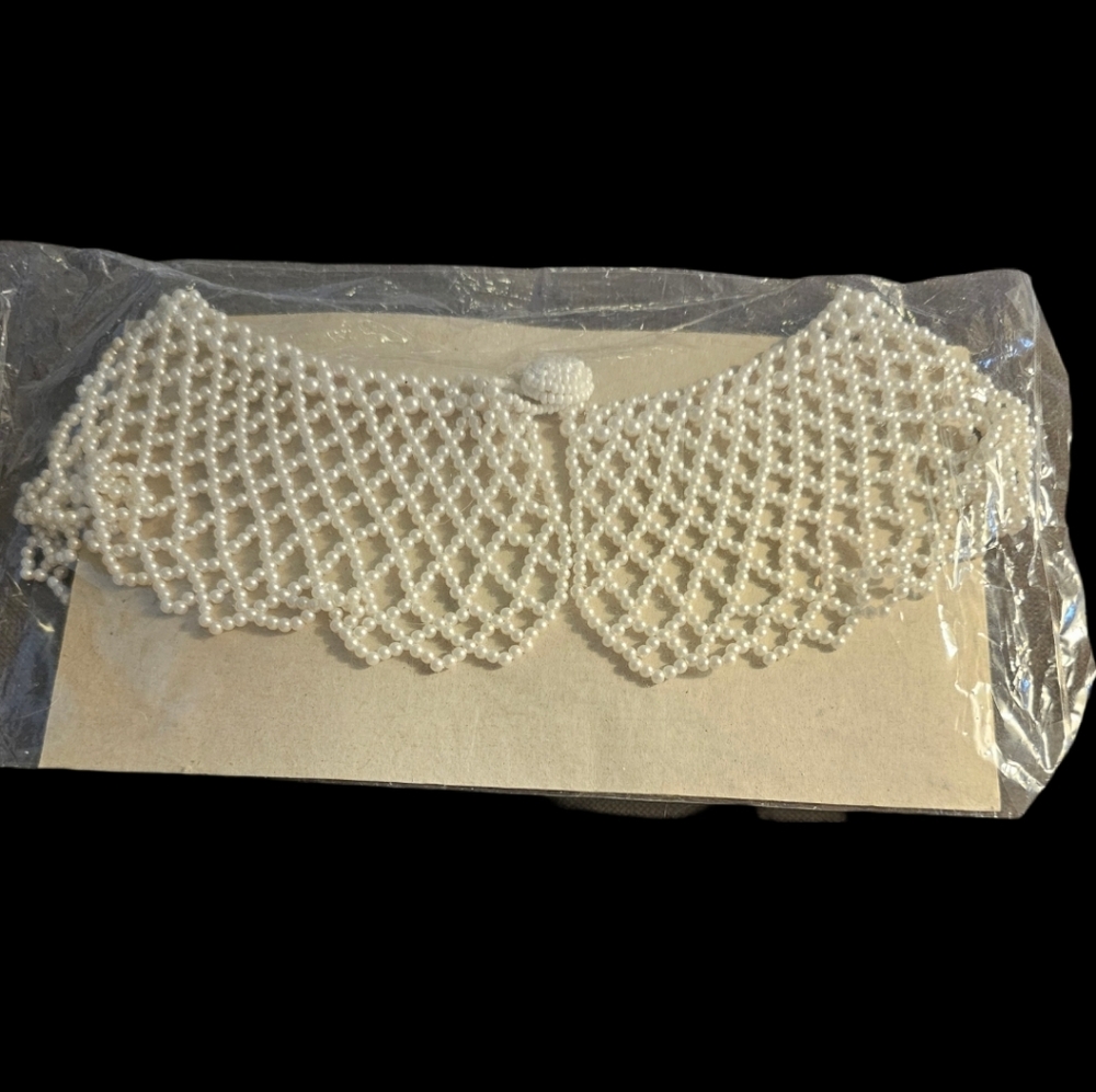 plastic pearls collar